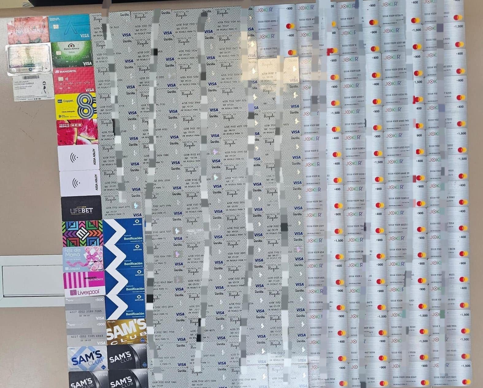 Elementos de la policía preventiva de Santa Catarina, lograron dar un fuerte golpe a la delincuencia, al dejar fuera de circulación a una banda de hackers, que habilitaban tarjetas de compra de regalos con saldo infinito.