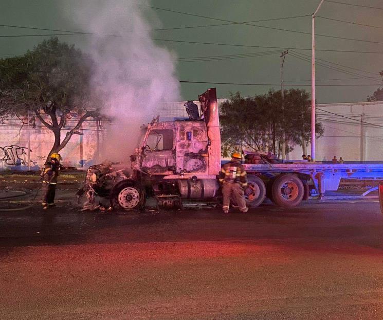 Arde tráiler estacionado