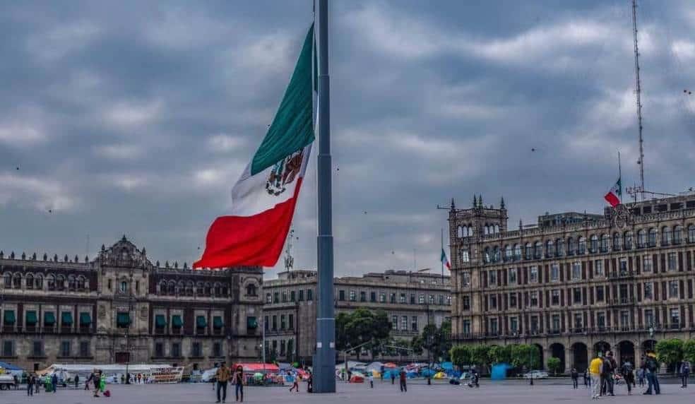 La Bandera es de todos, hasta de los traidores a la patria: AMLO