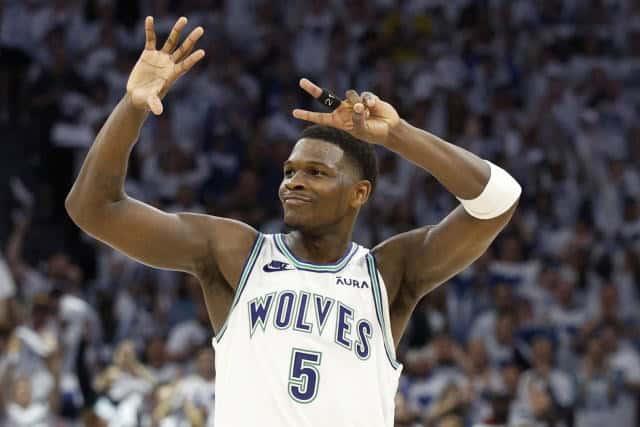 Paliza de Wolves a Nuggets