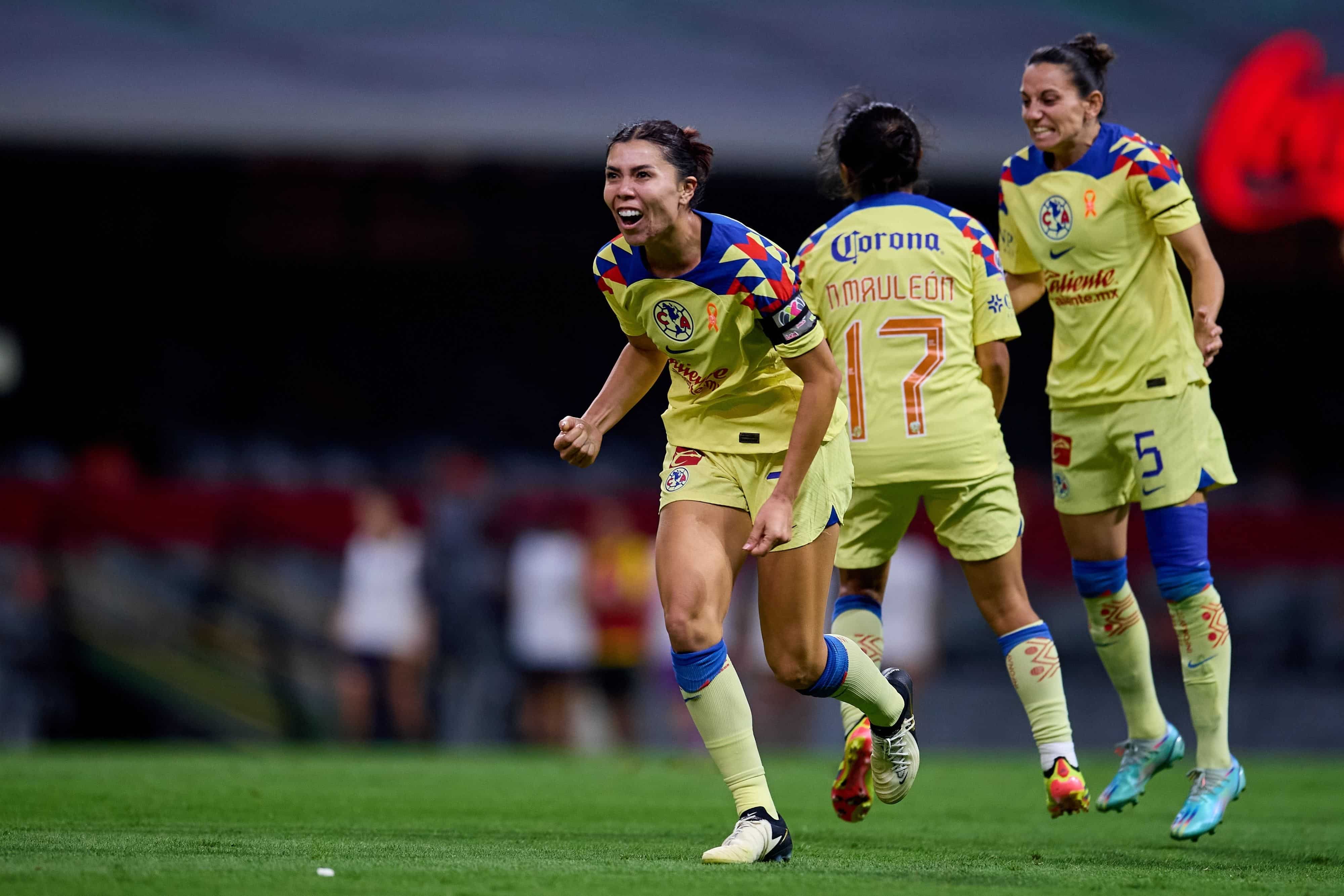 Kiana Palacios anota.