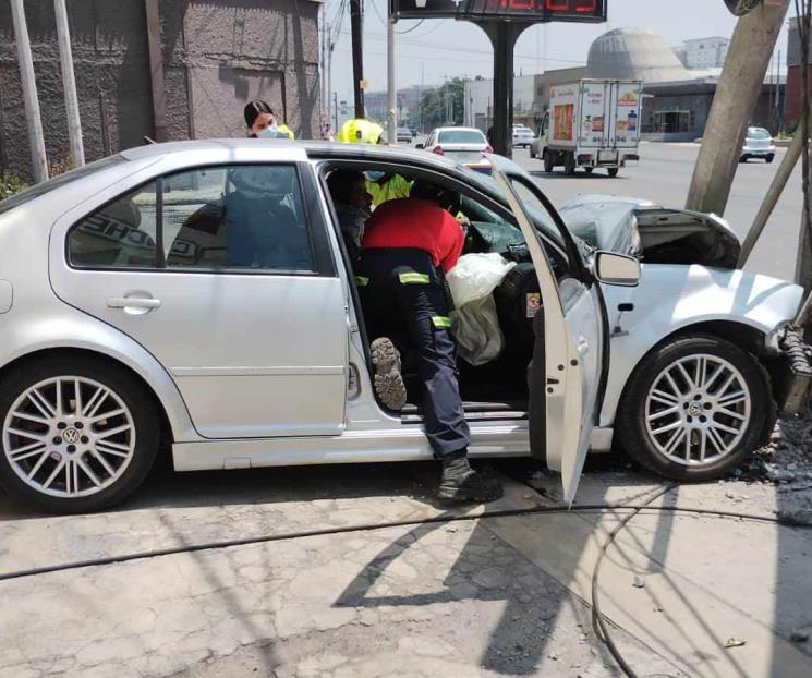 Atropella a peatones y después choca con postes