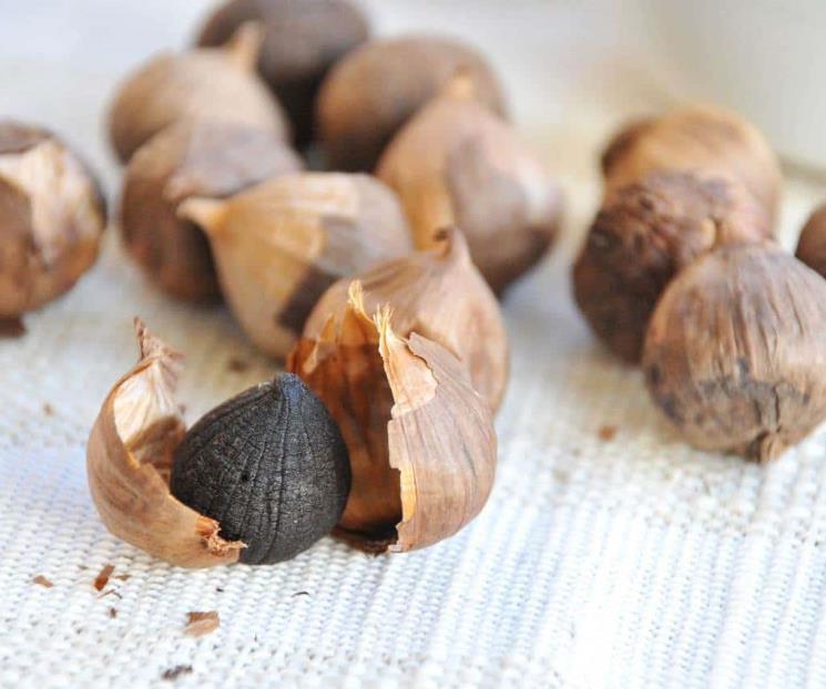 Lo que le pasa a tu cuerpo si consumes ajo negro a diario