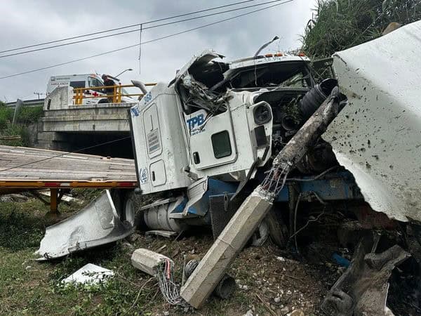 La volcadura de un tráiler en la Carretera Nacional movilizó ayer a elementos de Protección Civil del Estado y municipal, a la altura de la zona conocida como Chancaca, municipio de Allende.