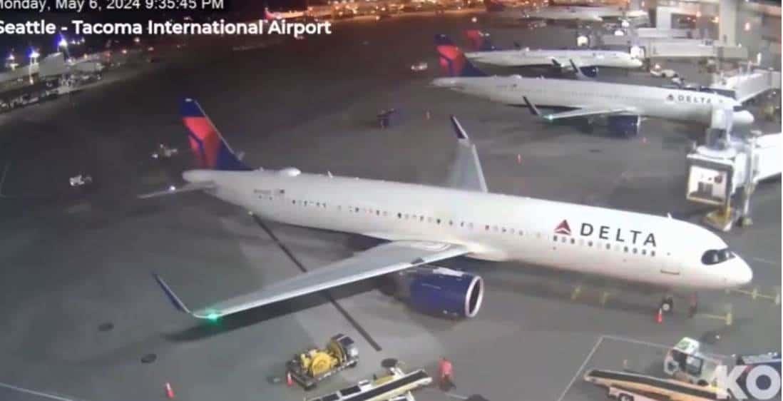 Muestran momento que avión se incendia al aterrizar en Seattle
