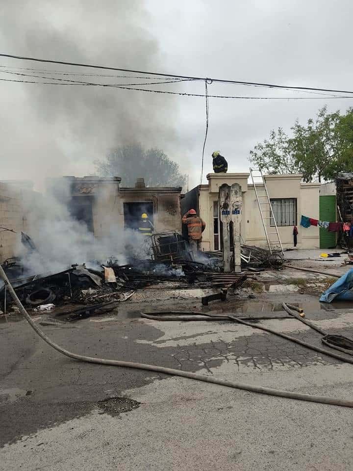 Una vivienda que era utilizada como bodega para materiales reciclables, terminó totalmente destruida, al producirse un incendio de grandes proporciones.
