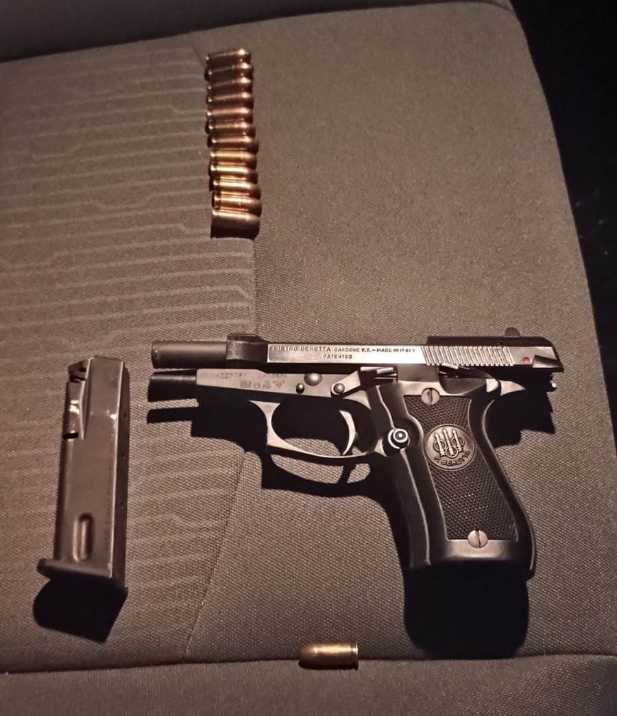 Luego de que presuntamente amenazara con un arma de fuego a la pareja de su hija por sacarla de su casa, un hombre fue detenido por elementos de la Policía de Monterrey, además de asegurarle la pistola, la madrugada de ayer en la Colonia Valle de los Cedros, al poniente de la ciudad.