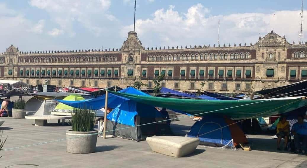 CNTE no se retira del Zócalo; exige a Marea Rosa respeto
