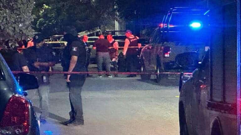 Elementos de la Fiscalía General de Justicia del Estado, catearon una vivienda, relacionada con el crimen de un escolta del Gobernador del Estado Samuel García, en la Colonia Los Altos, en Monterrey.