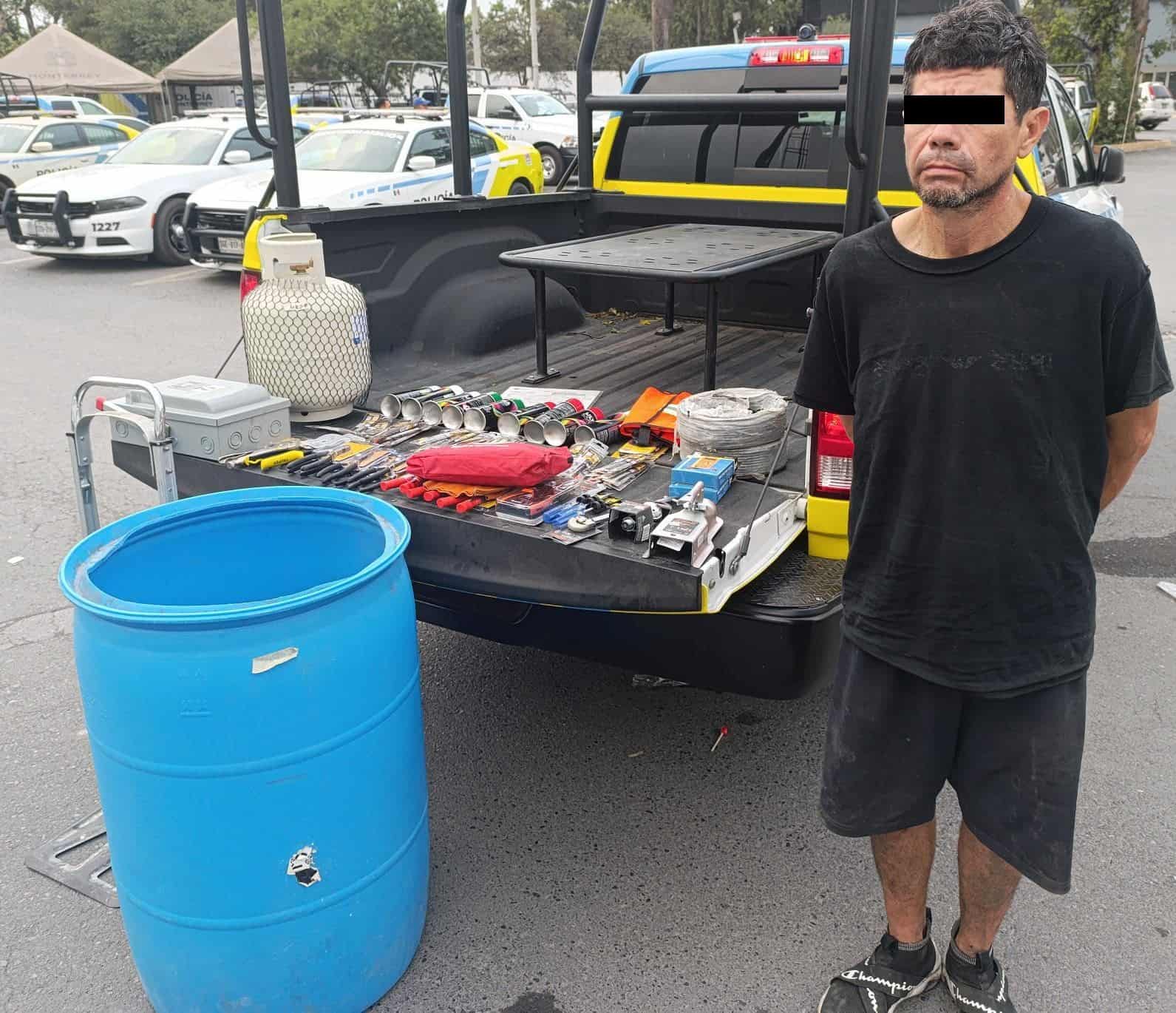 Un hombre que caminaba con un “diablito” en el que transportaba un barril de plástico con herramienta que presuntamente robó de una ferretería, fue detenido por oficiales de la Policía de Monterey, luego de le encontraron varias dosis similares a la mariguana y cocaína, ayer en la Colonia Obrera.
