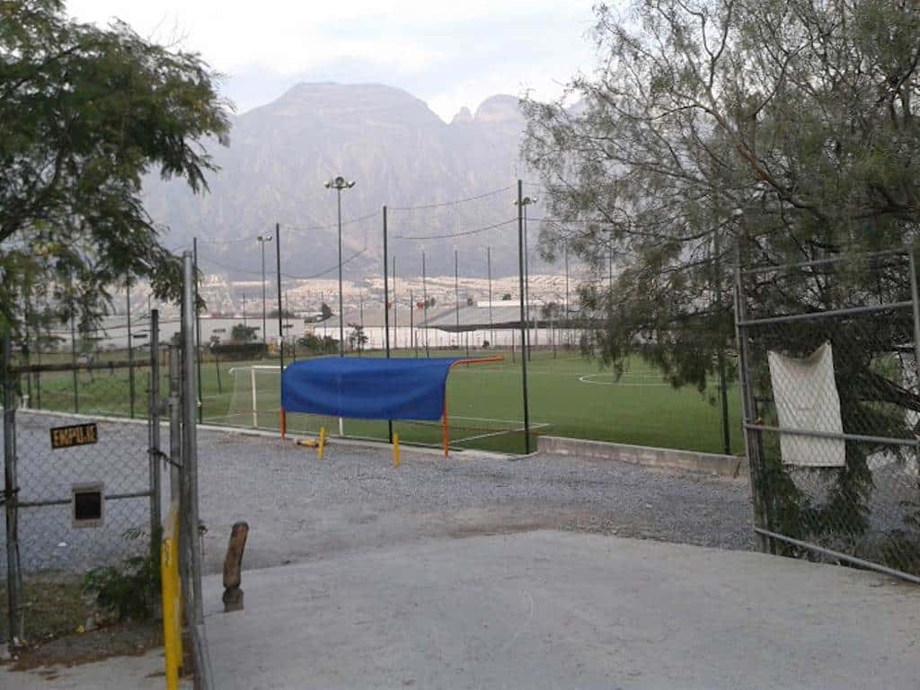 Mientras jugaba un partido de fútbol de la liga libre dominical, un hombre de 35 años perdió la vida al interior de la cancha número dos ubicada en la colonia Zimix en Santa Catarina.