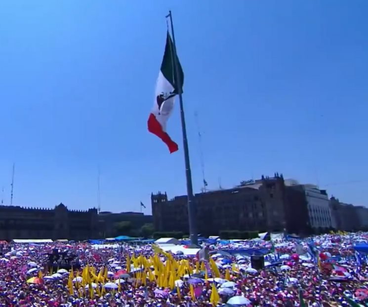 Con Marea Rosa y la CNTE izan bandera en el Zócalo