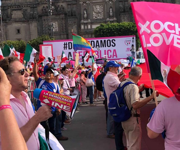 Asistentes a la Marea Rosa invaden plantón de la CNTE