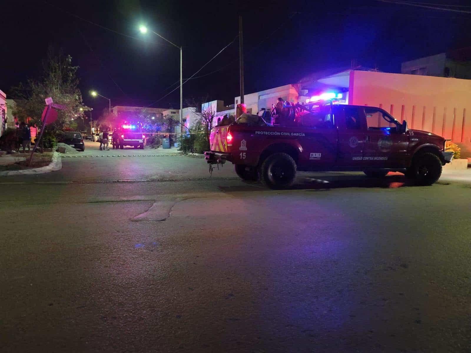 Una pareja fue baleada en un domicilio de la Colonia Paseo de Capellanía, municipio de García, donde ella falleció en el lugar y él Hospital Universitario minutos después.