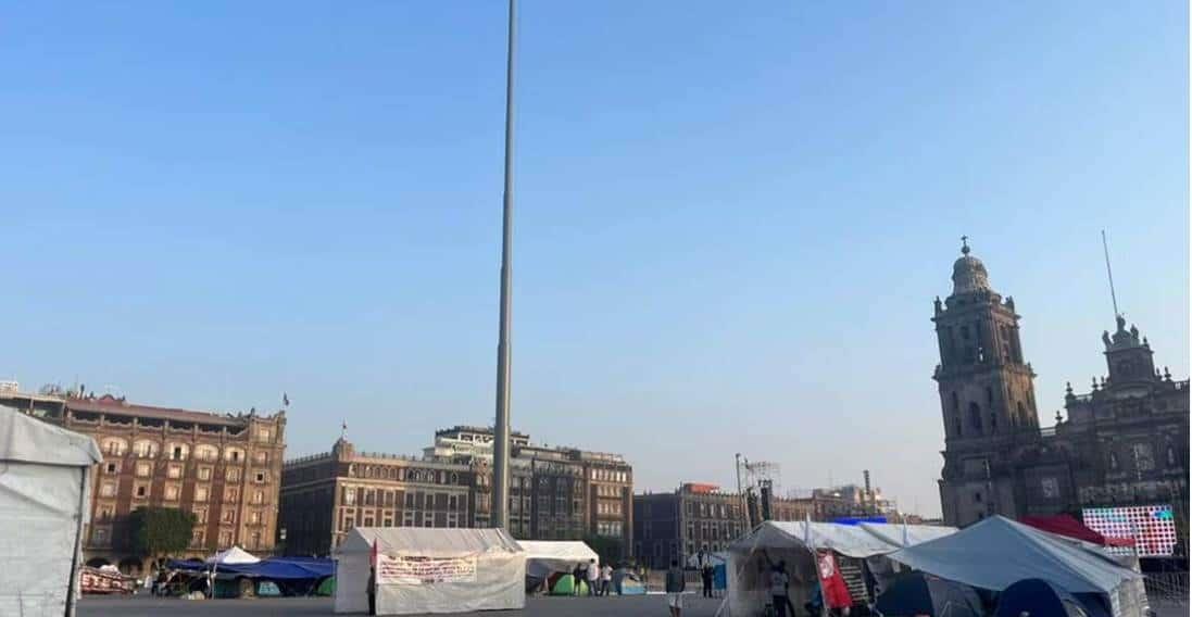 Zócalo amanece sin Bandera Nacional Zócalo amanece sin Bandera Nacional