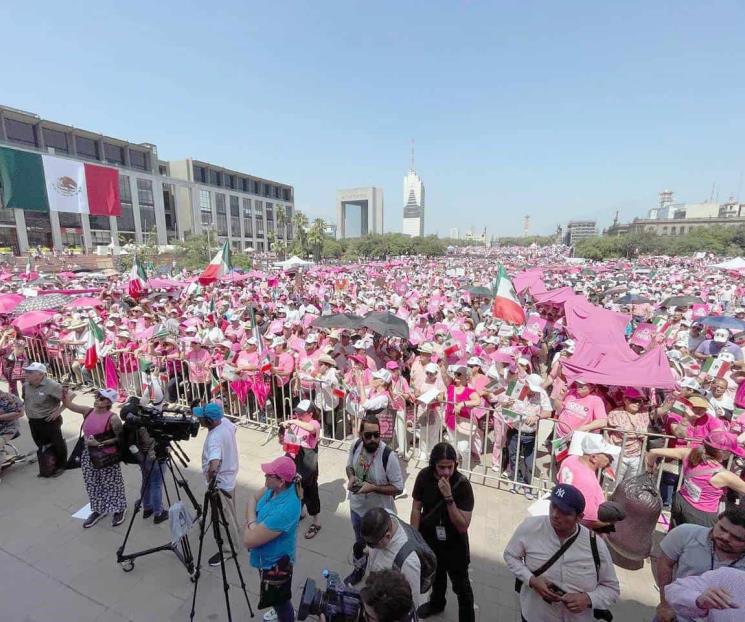 Acuden miles de regios a la manifestación ‘Marea Rosa’