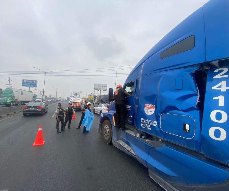 Pierde la vida conductor de tráiler tras ser prensado en la Laredo