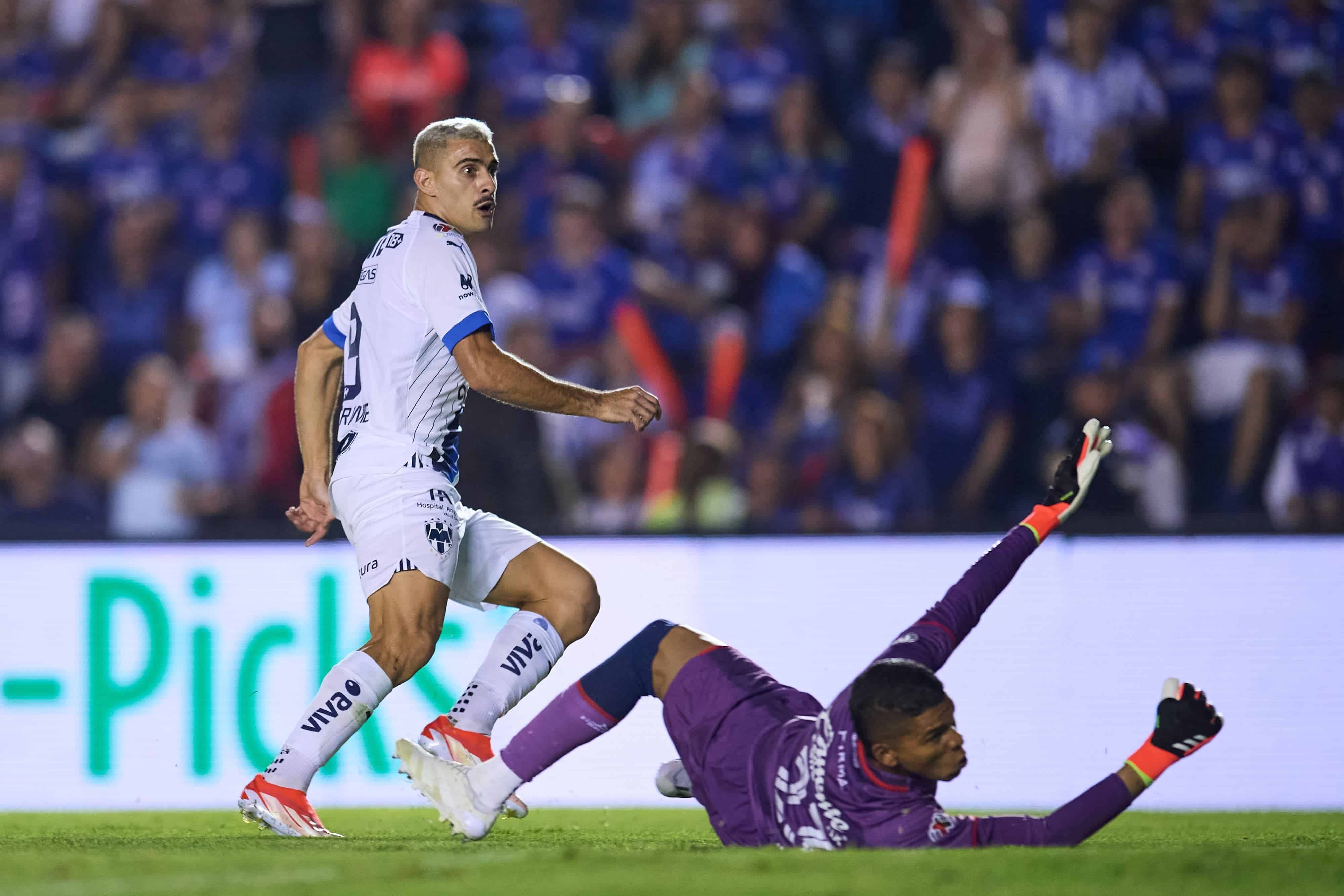 Germán Berterame anota doblete.