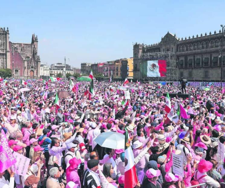 Se llena el Zócalo de una ola multicolor