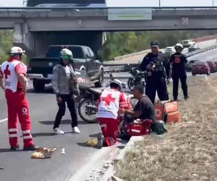 Estrella su moto y sale herido
