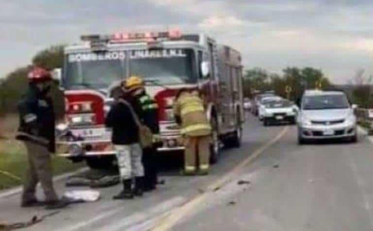 Muere al estrellar su moto