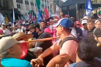 Se pelean CNTE y Marea Rosa en la explanada del Zócalo