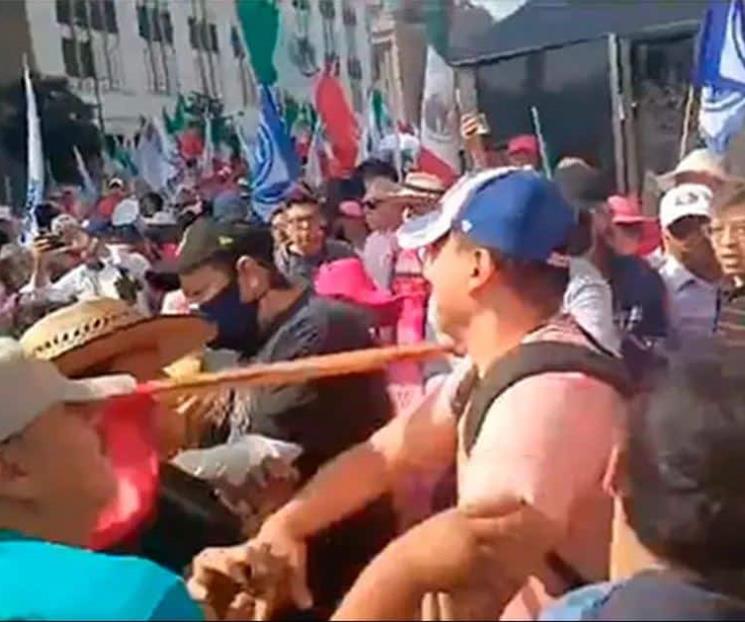 Se pelean CNTE y Marea Rosa en la explanada del Zócalo Se pelean CNTE y Marea Rosa en la explanada del Zócalo