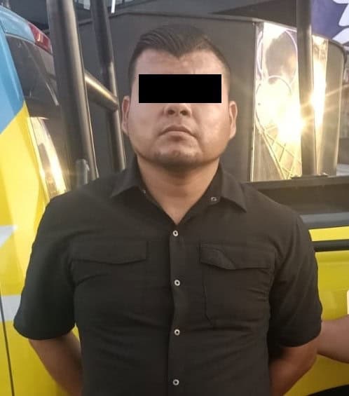 Un hombre fue detenido por oficiales de la Policía de Monterrey, luego que presuntamente le encontraran en su poder un arma de fuego que portaba al interior de una mochila.