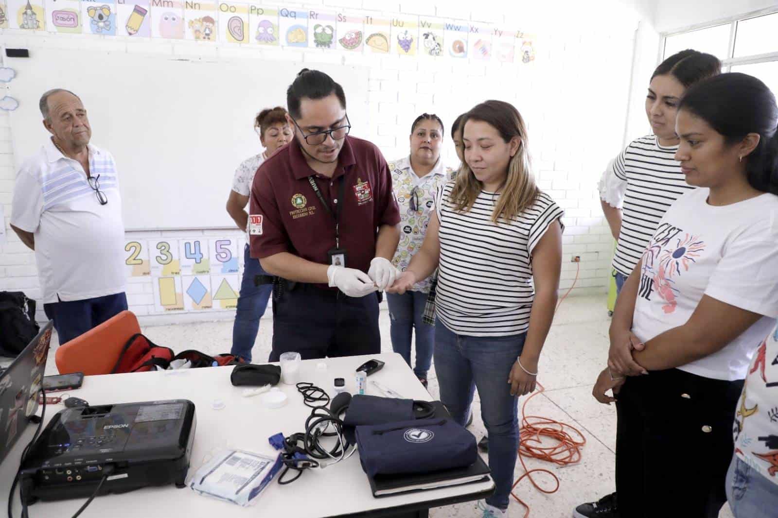 Porque la prevención es la mejor fórmula para evitar accidentes y hasta tragedias, brigadistas de Protección Civil de Escobedo imparten Cursos de Primeros Auxilios en planteles escolares de la entidad.