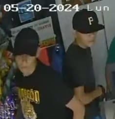 Armados con una pistola tipo escuadra, dos delincuentes asaltaron con lujo de violencia una frutería ubicada en el municipio de Escobedo, donde se llevaron más de 20 mil pesos.