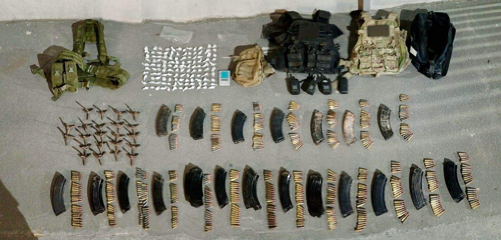 Un grupo de seis personas, presuntos integrantes de un grupo delictivo, fueron arrestados por elementos de Fuerza Civil en el municipio de Iturbide, al sur de Nuevo León, les aseguraron drogas y equipo táctico.
