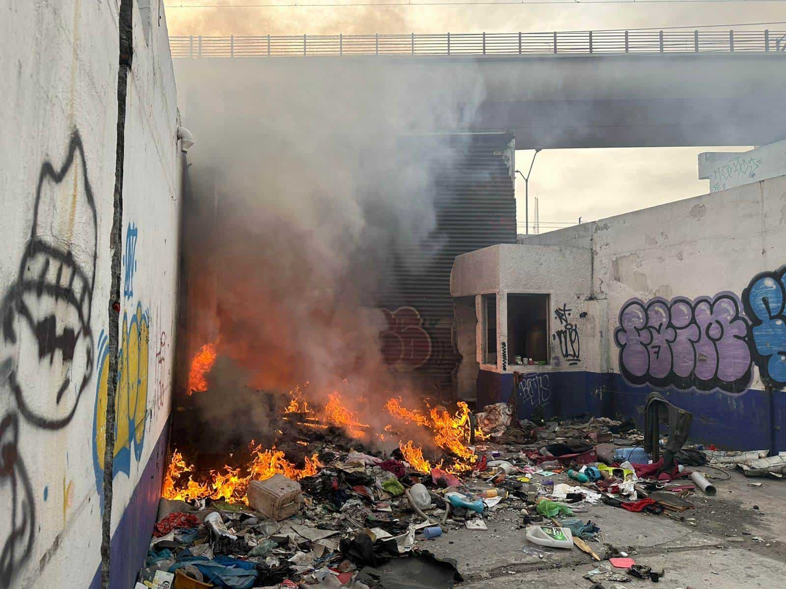 El incendio de una bodega abandonada, movilizó a elementos de Bomberos de Nuevo León y Protección Civil del Estado, ayer en la Colonia Terminal, luego de que al parecer una persona en situación de calle ocasionó el siniestro.