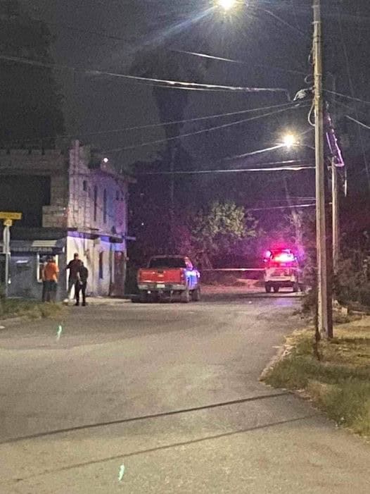 Dos mujeres lesionadas, una de 12 años y otra de 72, dejó una serie de disparos, aproximadamente 30 detonaciones de arma de fuegoalgunos de grueso calibre, la madrugada de ayer en calles de la Colonia Gloria Mendiola, en el municipio de Linares.