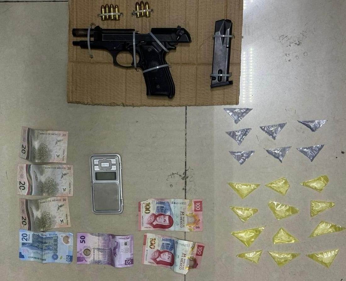 En una acción llevada a cabo por agentes policiales de la Secretaría de Seguridad Pública y Vialidad de Santa Catarina, en coordinación con la fiscalía del Estado y Fuerza Civil, se logró la detención de dos individuos por portación ilegal de arma de fuego y de un hombre por delitos contra la salud.
