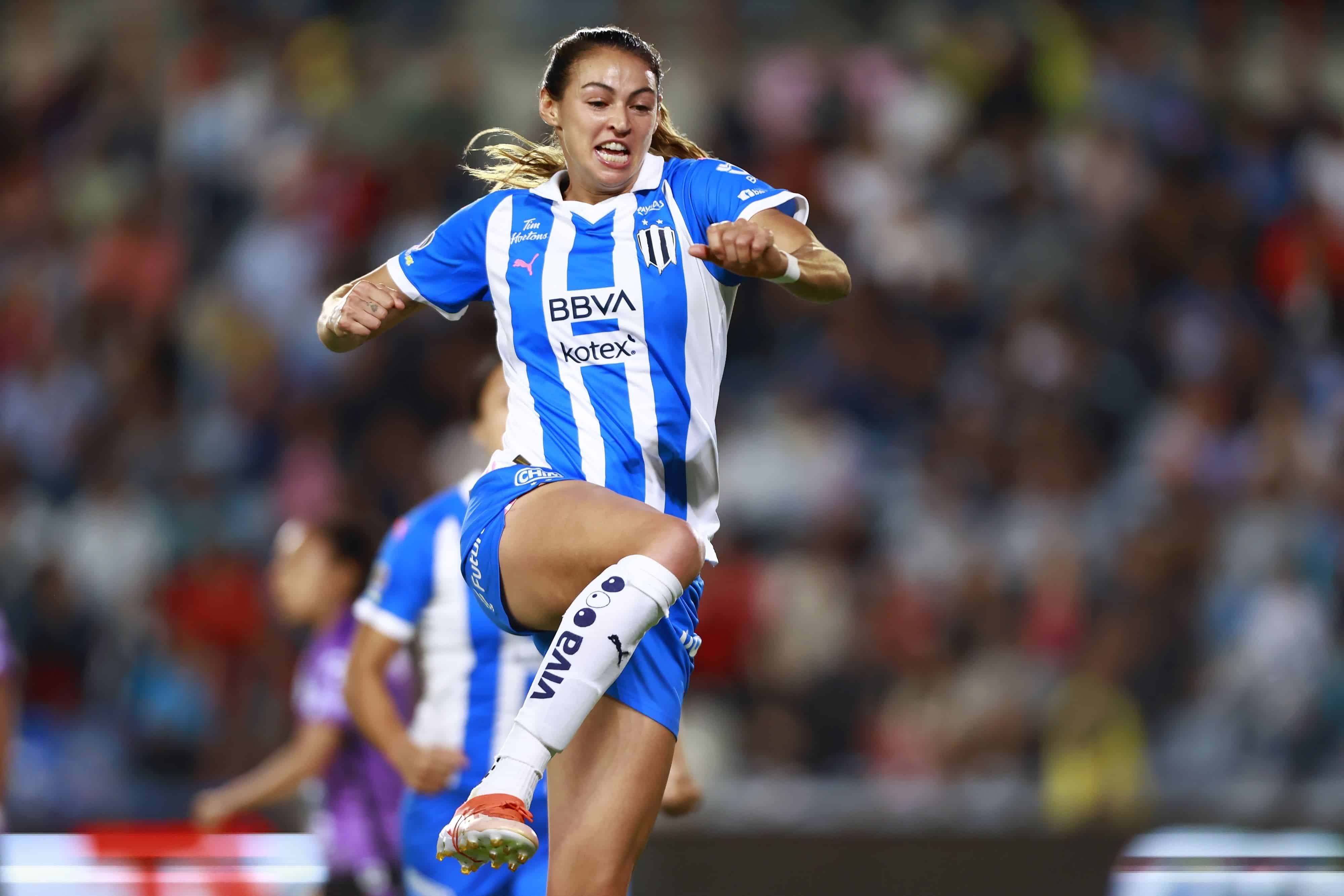 Christina Burkenroad anota triplete.