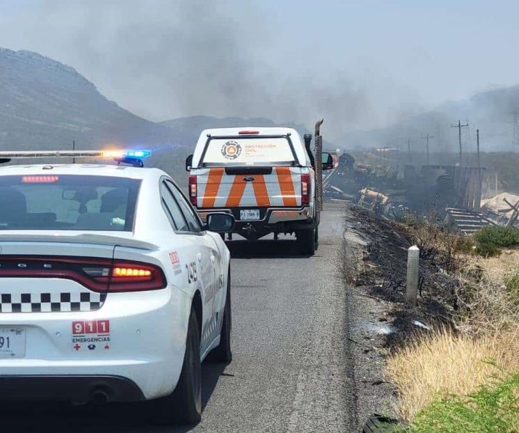 Choca tráiler contra poste, vuelca y se incendia