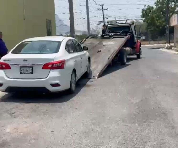 Aseguran auto de hombre por tirar basura Aseguran auto de hombre por tirar basura