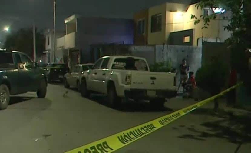 En el momento en que se encontraba con su esposa e hijos, un hombre fue ejecutado la noche del jueves en calles de la Colonia Paseo de las Flores, municipio de Apodaca, luego de presuntamente ser confundido.