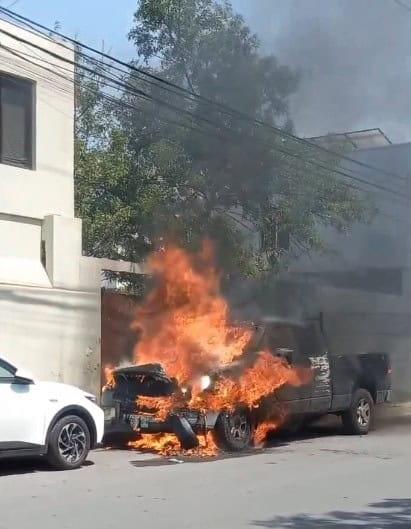 Cae cable sobre camioneta y se incendia Cae cable sobre camioneta y se incendia