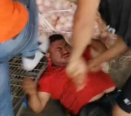 Agreden a comerciantes en mercado de abastos Agreden a comerciantes en mercado de abastos