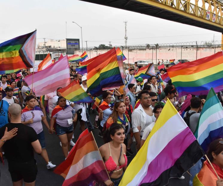 Desafían calor y toman las calles del Centro regio