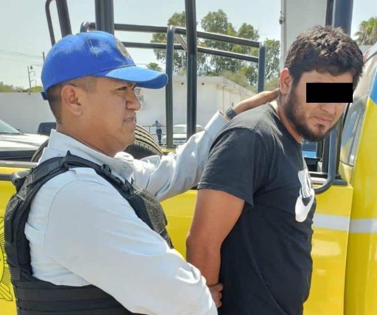 Maneja camioneta robada; lo detienen