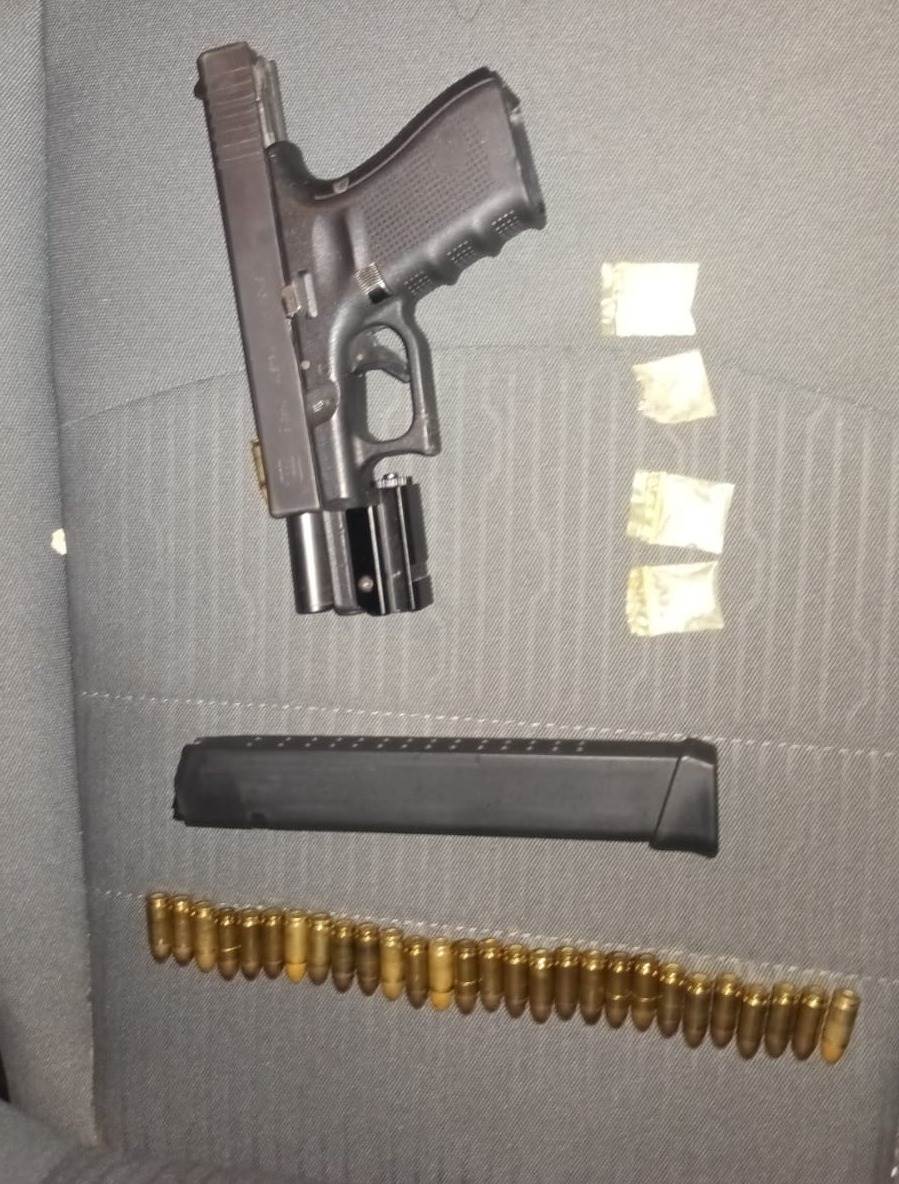 Un hombre fue detenido por oficiales de la Policía de Monterrey, por la presunta portación de un arma de fuego, con un cargador abastecido con 28 cartuchos hábiles y además de cuatro bolsitas de plástico que contenían sustancia sólida, con las características de la droga tipo cristal, la madrugada de ayer en la Colonia Progreso.