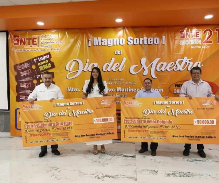 Entrega Sección 21 premios del Magno Sorteo del Día del Maestro