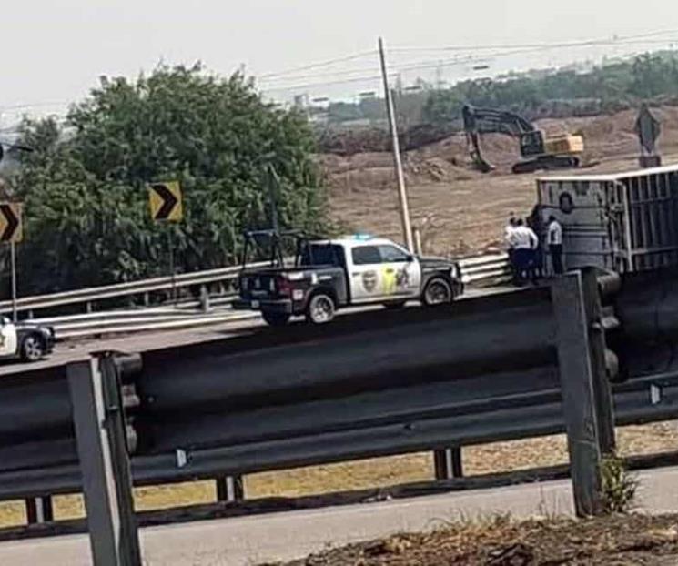 Vuelca tráiler en el Libramiento Noroeste Vuelca tráiler en el Libramiento Noroeste