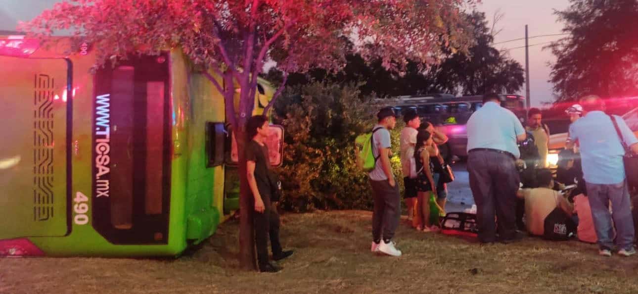 Más de 15 pasajeros de un camión de la Ruta 214, terminaron con diversas lesiones, al volcarse la unidad debido al chubasco que se registró en el municipio de Guadalupe.