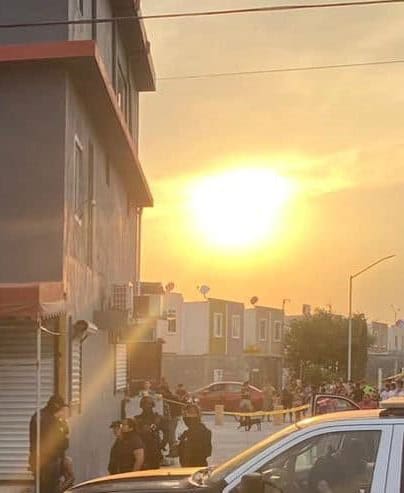 Hombres armados sembraron el terror en la Colonia Valle de Sana Elena en el municipio de Zuazua, donde ejecutaron a una jovencita y dejaron otras dos personas lesionadas.