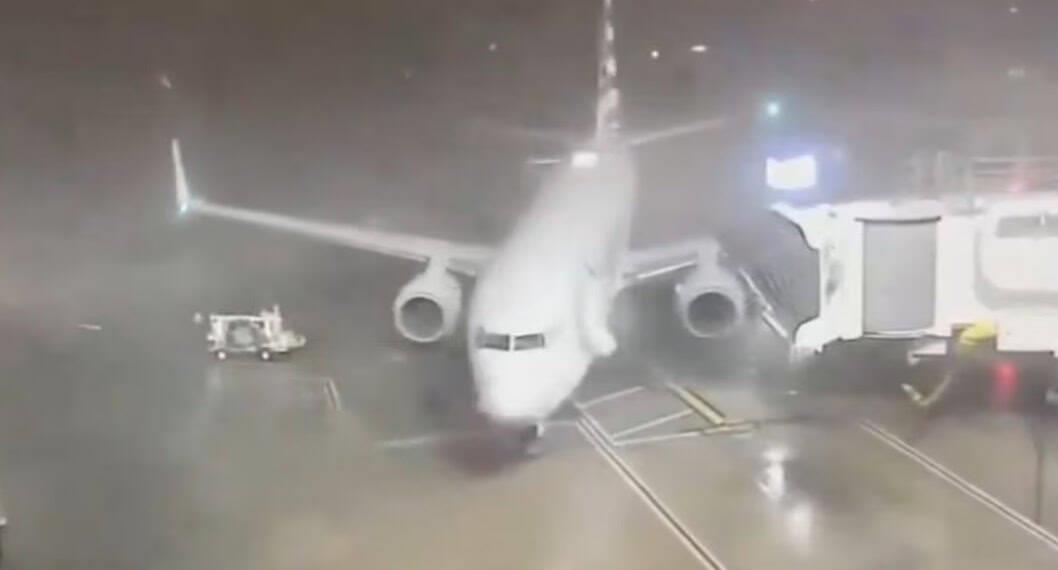Fuerte viento empuja avión de American Airlines en Texas