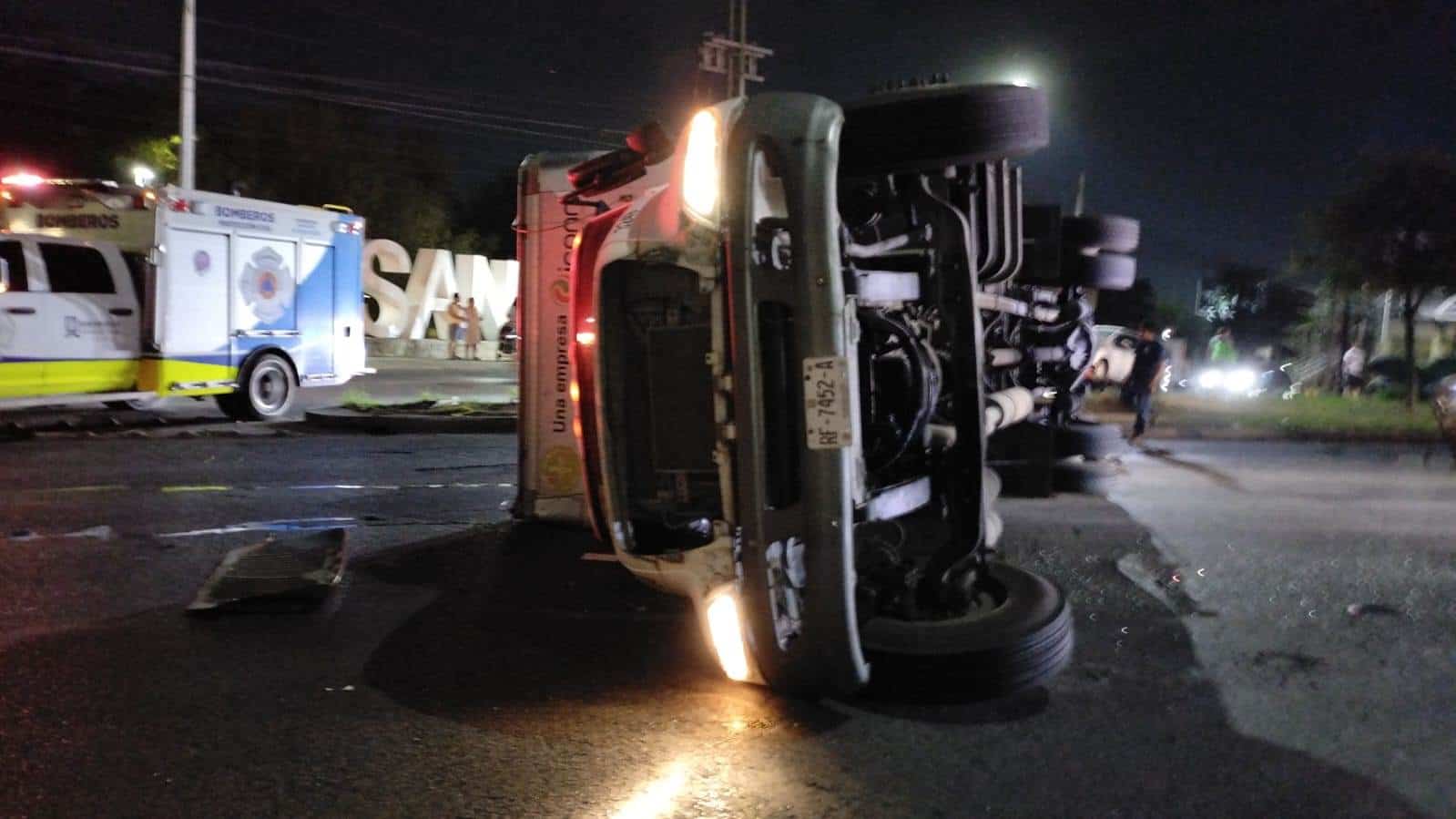 El aparente exceso de velocidad llevó a que un camión de carga volcara en el cruce de Churubusco y Los Ángeles, en el municipio de San Nicolás.