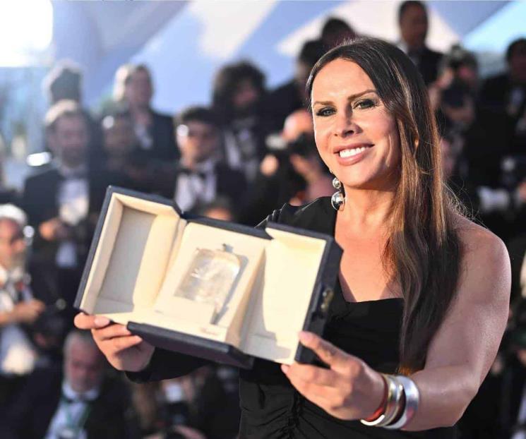 Denuncian a líder francesa por insultar a la actriz Karla Sofía